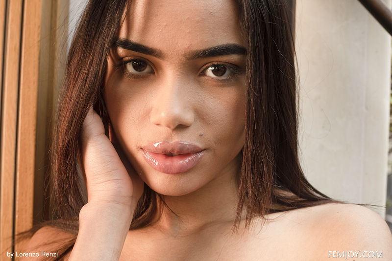 Isa Sweet In Couch - Picture 04