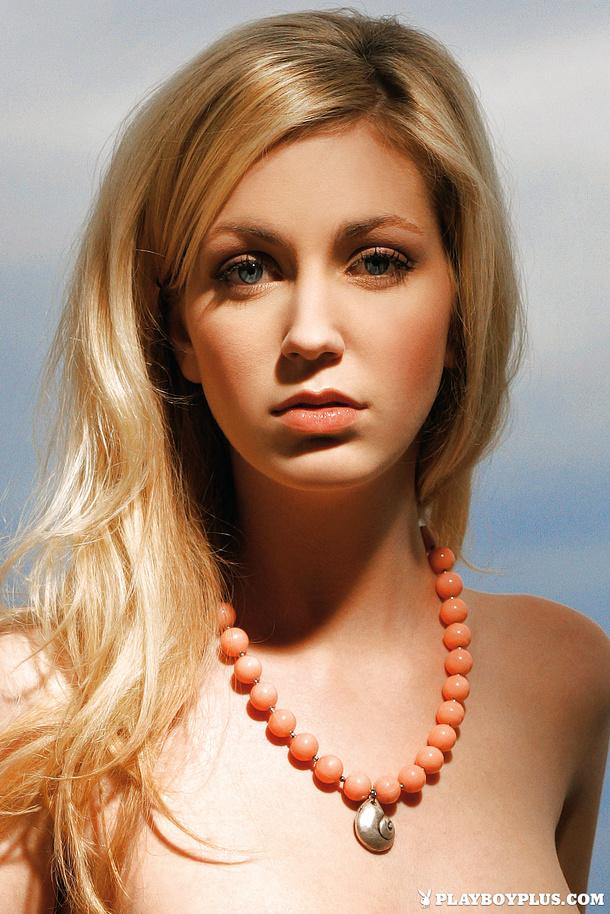Hot European model Mirna Sola is a ray of sunshine - Picture 00