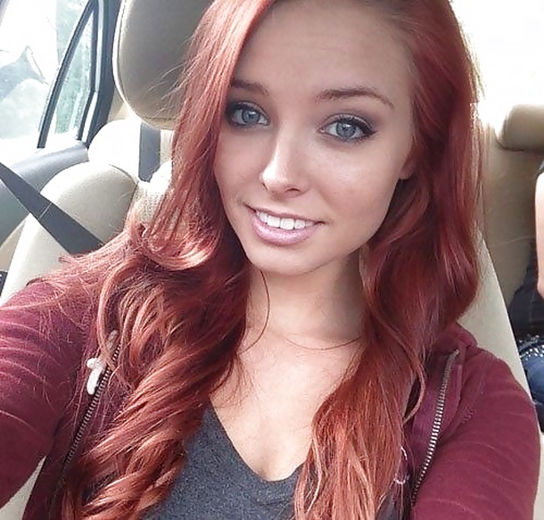 Sexy freckled redheads making selfies - Picture 01