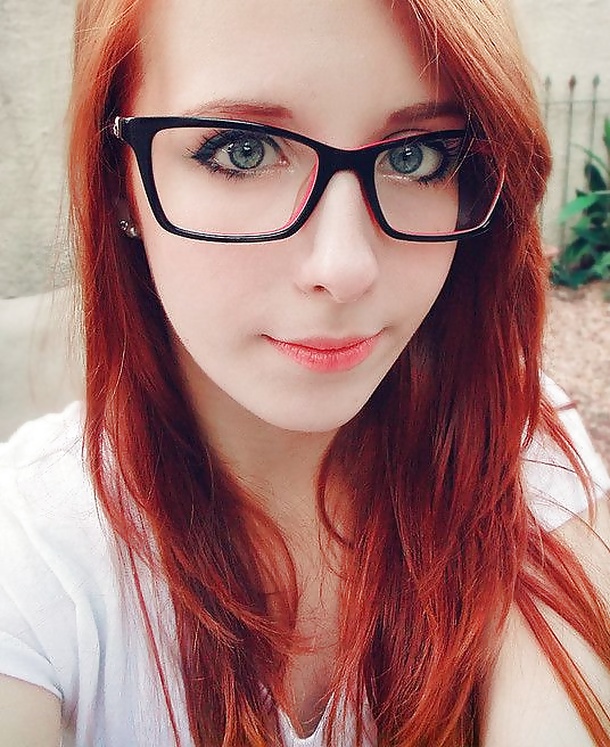 Sexy freckled redheads making selfies - Picture 02