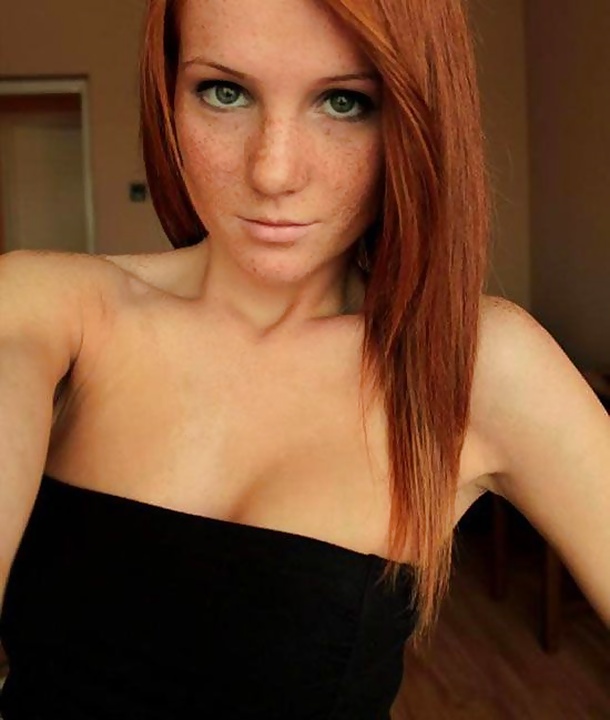 Sexy freckled redheads making selfies - Picture 05