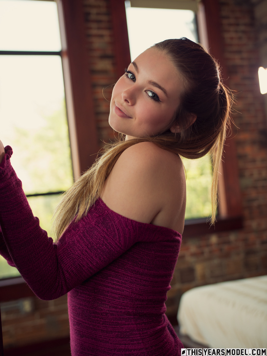 Lana Lea Gives To View Her Nice Perky Tits  - Picture 01