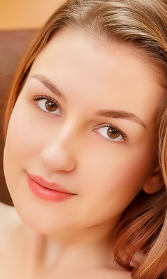 Isabele Expose Her Plump-lipped Pussy