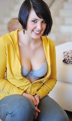 Amateur Zeba Pushing Veggies Inside Her Pussy